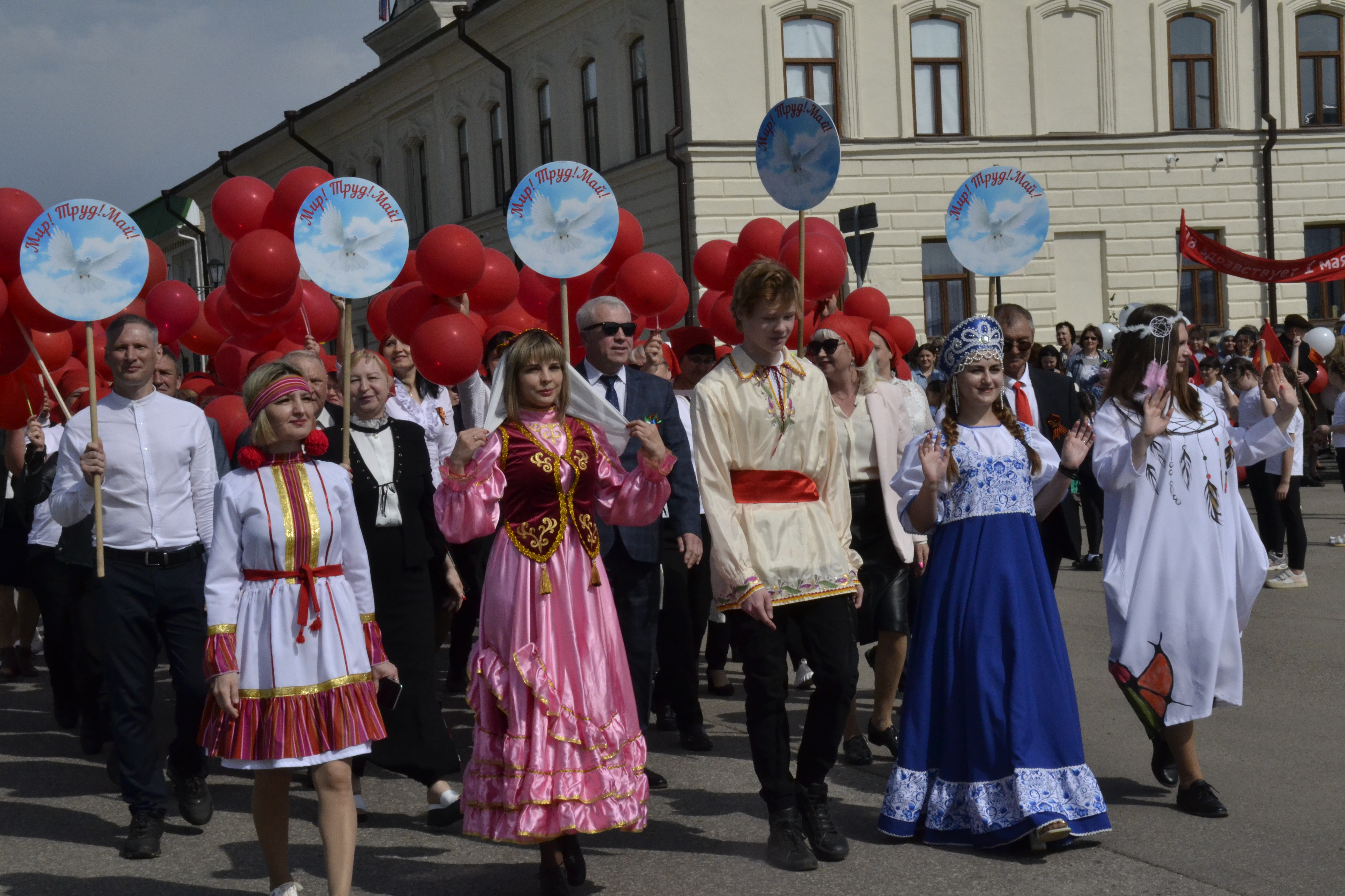 В Мензелинске торжественно отметили Праздник Весны и Труда | 02.05.2023 |  Мензелинск - БезФормата